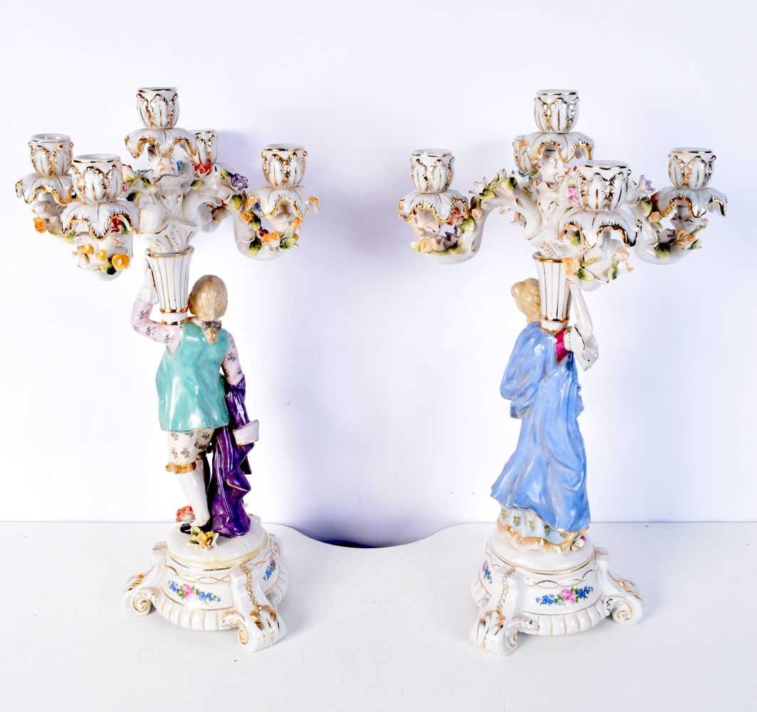 A pair of Continental figural porcelain candlesticks 47 cm (2). - Bild 4 aus 5