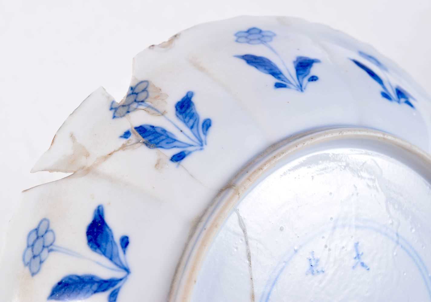 A pair of 17th Century porcelain blue and white dishes 16 cm diameter. (2). - Bild 3 aus 3
