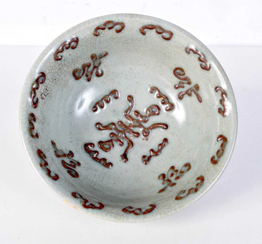 An early Chinese Celadon glazed bowl decorated with symbols and bats in relief. 8 x 17cm. - Bild 2 aus 3