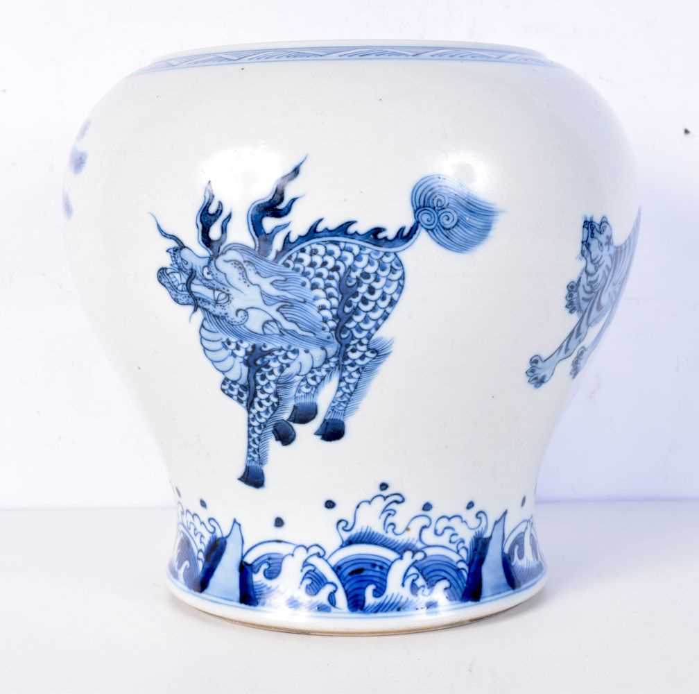 A large Chinese blue and white porcelain vase painted with mythical beasts over crashing waves. 24 x - Bild 2 aus 5