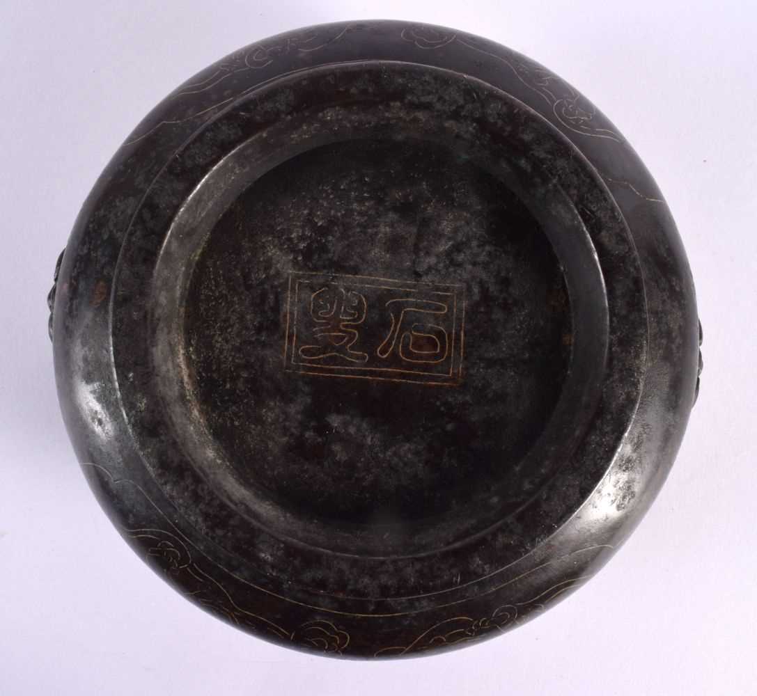 A CHINESE TWIN HANDLED BRONZE CENSER 20th Century, silver inlaid with landscapes. 17 cm wide, - Bild 5 aus 6