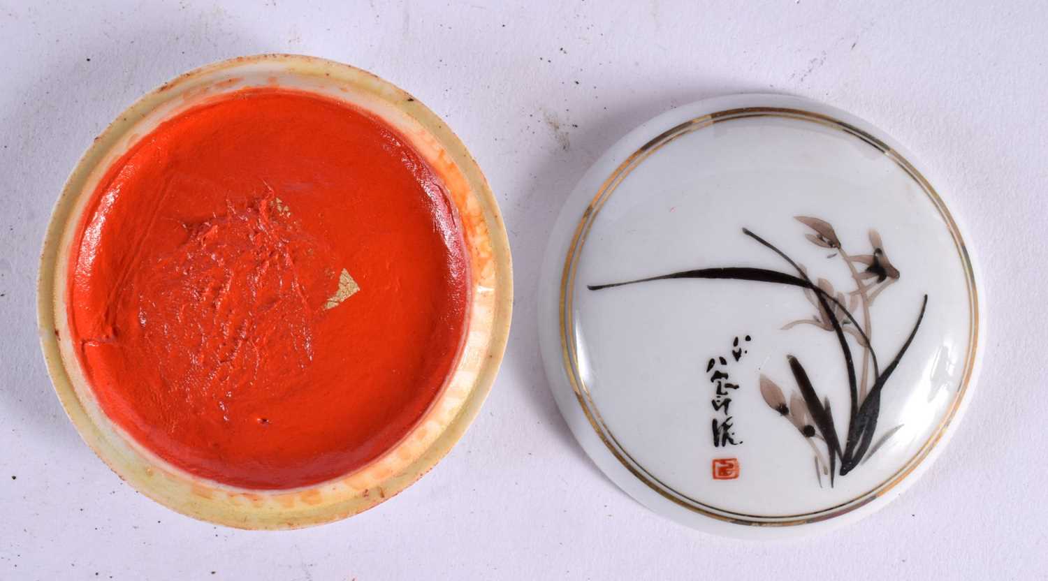 A SMALL CHINESE SANG DU BOEUF PORCELAIN VASE together with a porcelain ink box. (2) - Bild 2 aus 7