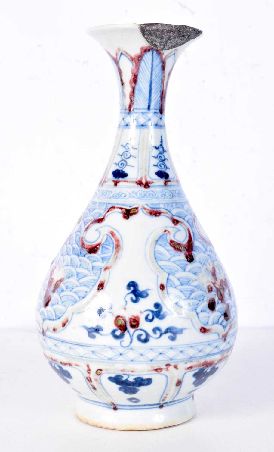 A Chinese blue and white porcelain vase, decorated with waves and foliage. 26cm high. - Bild 2 aus 4