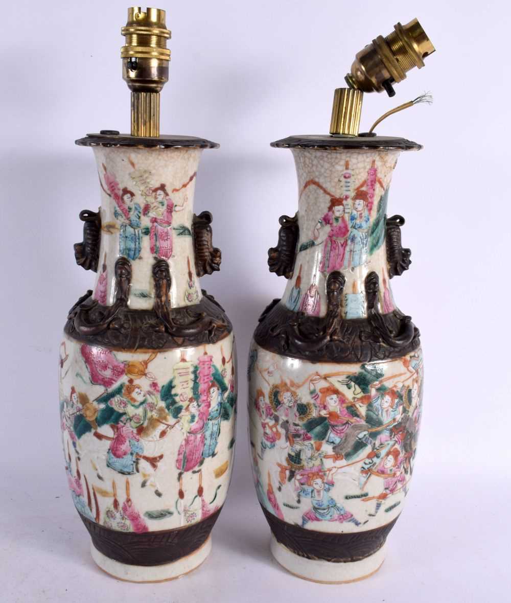 A PAIR OF 19TH CENTURY CHINESE CRACKLE GLAZED PORCELAIN LAMPS painted with warriors. 38 cm high. - Bild 3 aus 5