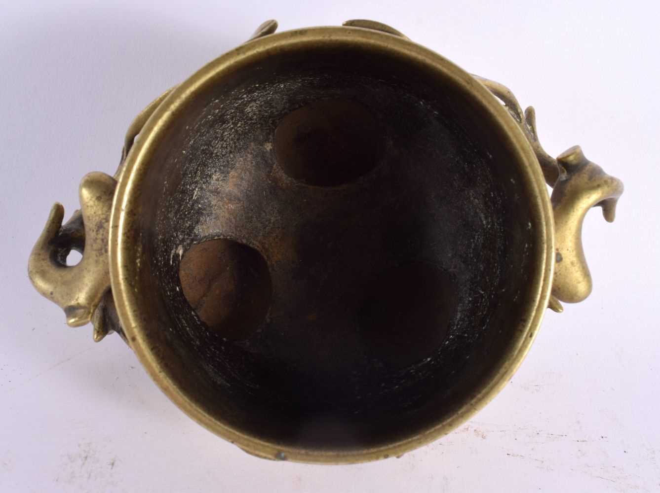 A VERY RARE 18TH CENTURY CHINESE BRONZE TWIN HANDLED CENSER bearing Xuande marks to base, of - Bild 5 aus 17