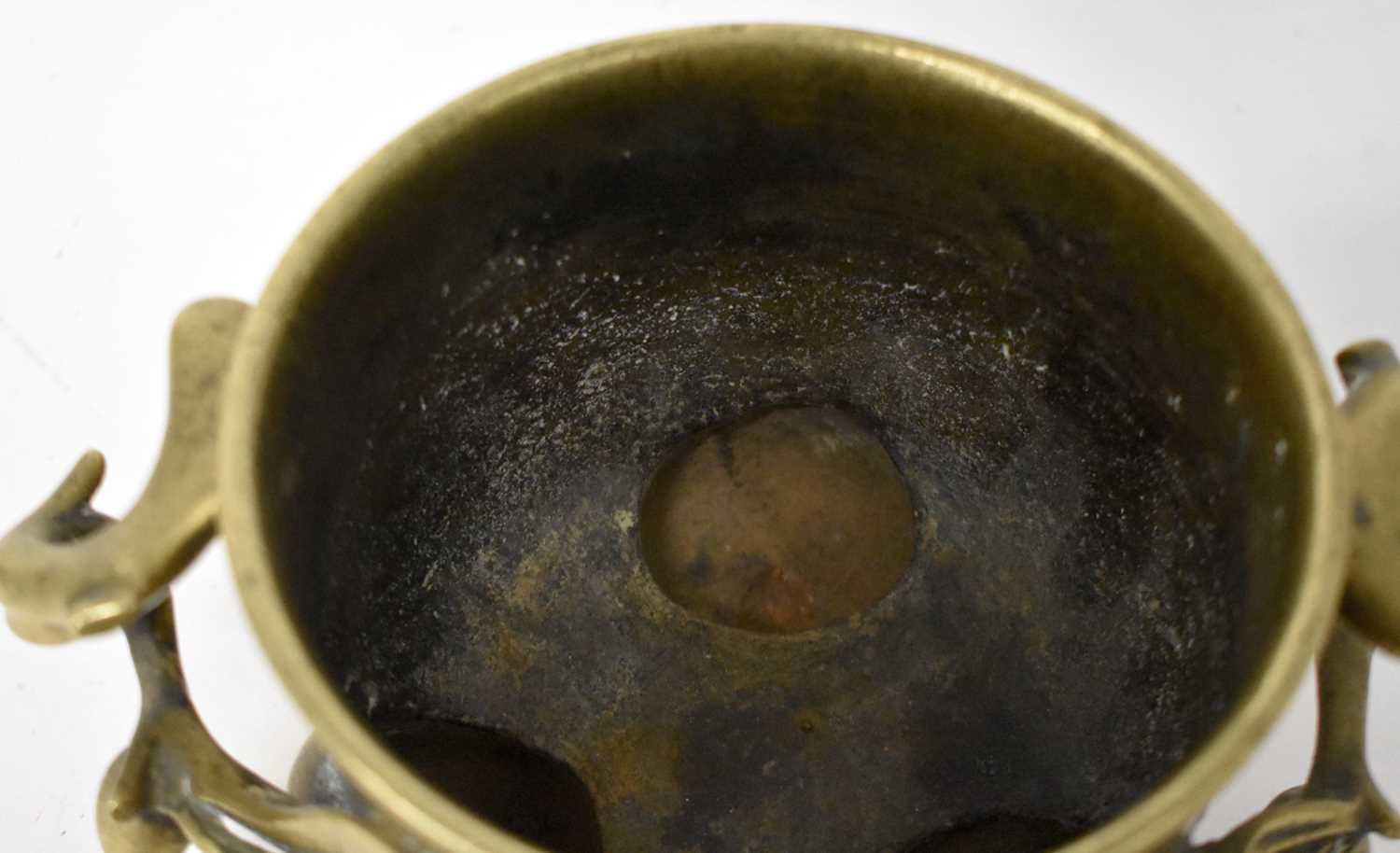 A VERY RARE 18TH CENTURY CHINESE BRONZE TWIN HANDLED CENSER bearing Xuande marks to base, of - Bild 16 aus 17