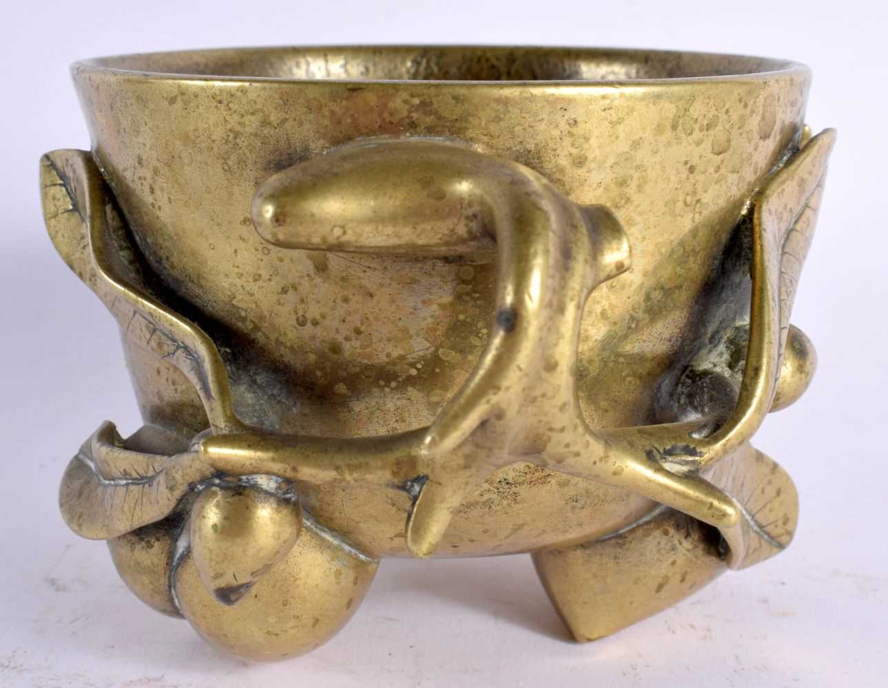 A VERY RARE 18TH CENTURY CHINESE BRONZE TWIN HANDLED CENSER bearing Xuande marks to base, of - Bild 2 aus 17