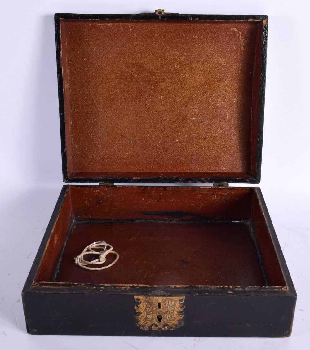 A REGENCY CARVED AND LACQUERED COUNTRY HOUSE WOOD BOX AND COVER decorated in relief with Chinese - Bild 2 aus 5