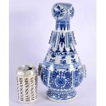 A LARGE RARE 19TH CENTURY CHINESE BLUE AND WHITE PORCELAIN GARLIC NECK VASE bearing Wanli marks to