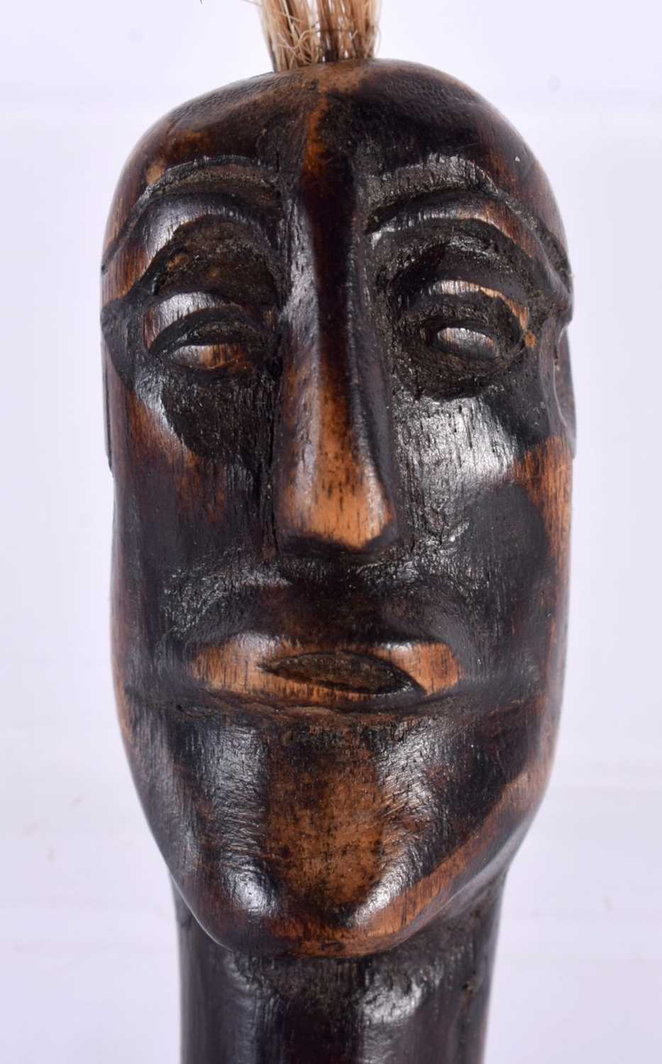 AN UNUSUAL AFRICAN ARTICULATED FLY WHISK HEAD FIGURE. 21 cm high. - Image 2 of 4