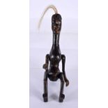 AN UNUSUAL AFRICAN ARTICULATED FLY WHISK HEAD FIGURE. 21 cm high.