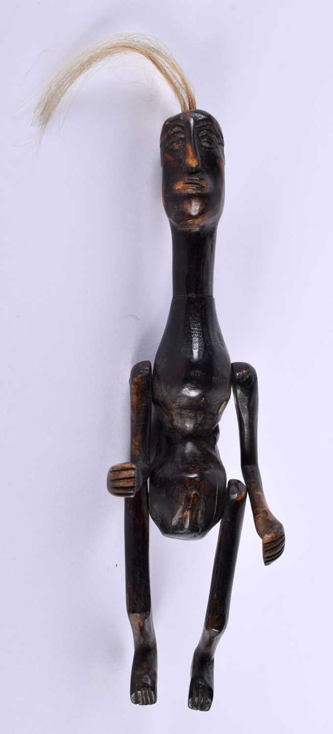 AN UNUSUAL AFRICAN ARTICULATED FLY WHISK HEAD FIGURE. 21 cm high. - Image 3 of 4