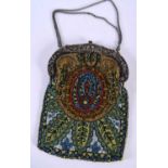 AN EARLY 20TH CENTURY SILVER PLATED BEAD WORK LADIES EVENING PURSE decorated with cherubs and