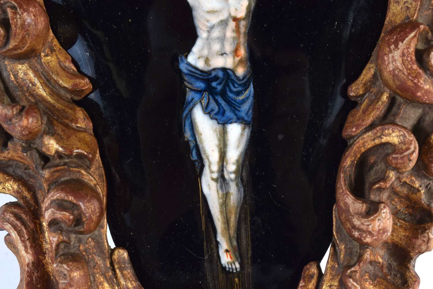 A FINE 18TH CENTURY FRENCH LIMOGES ENAMEL PLAQUE OF CHRIST contained within a period giltwood - Image 3 of 6