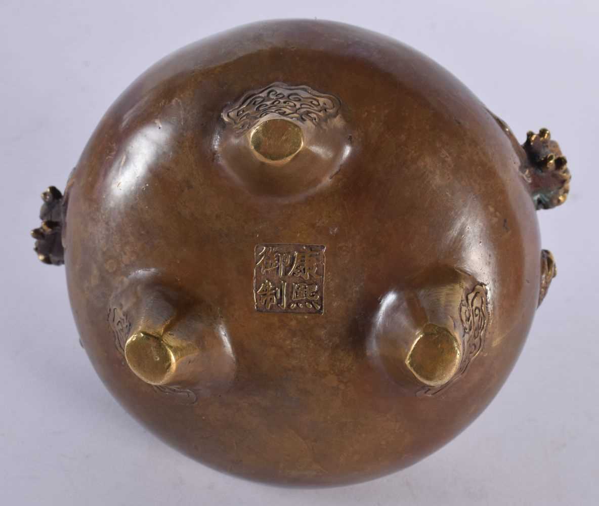 A CHINESE QING DYNASTY TWIN HANDLED BRONZE CENSER bearing Kangxi marks to base, with stylised dragon - Image 5 of 5