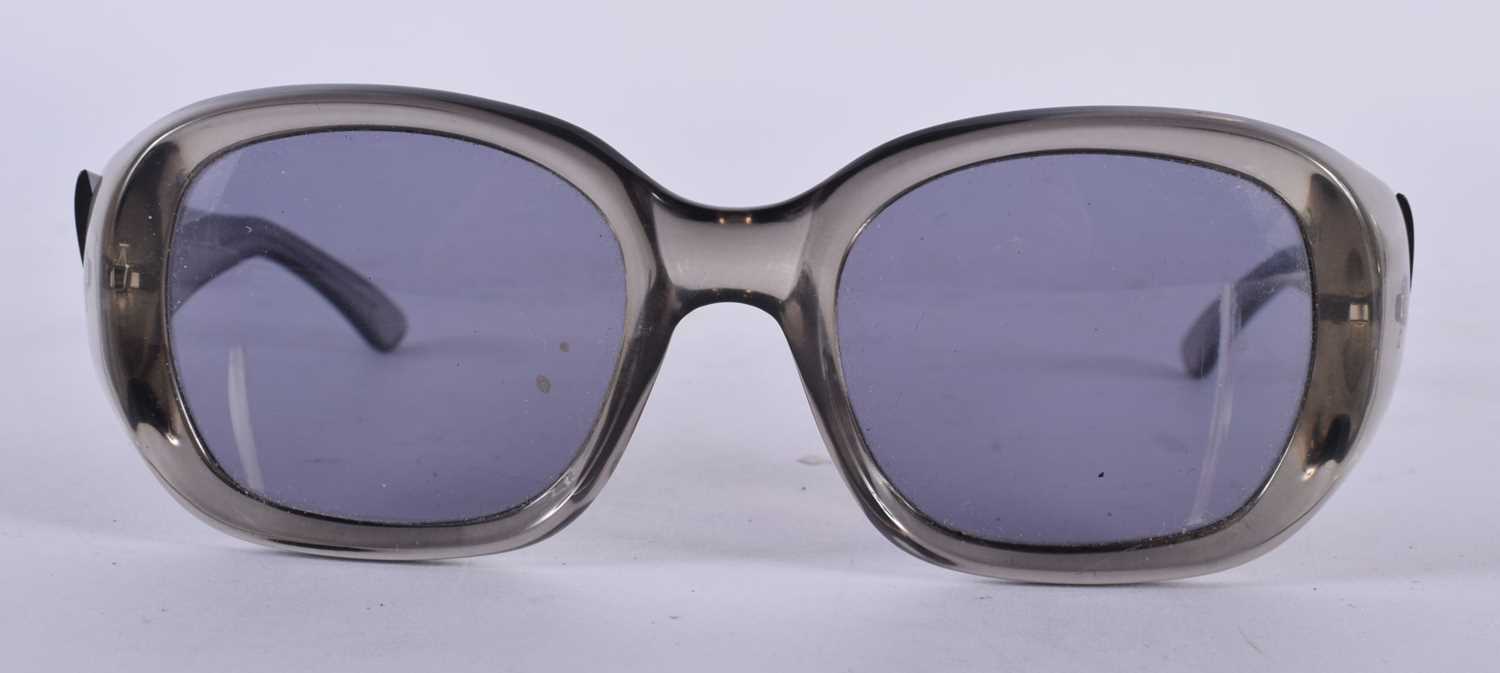 A PAIR OF GUCCI SUNGLASSES. - Image 3 of 3