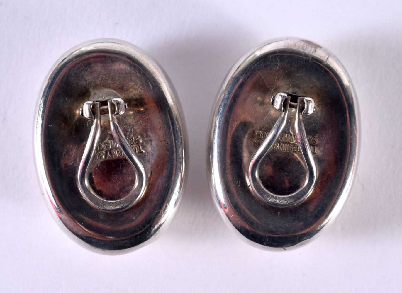 A PAIR OF TIFFANY SILVER EARRINGS. Stamped Tiffany 925, 2.6 cm x 1.8 cm, weight 17g - Image 3 of 3