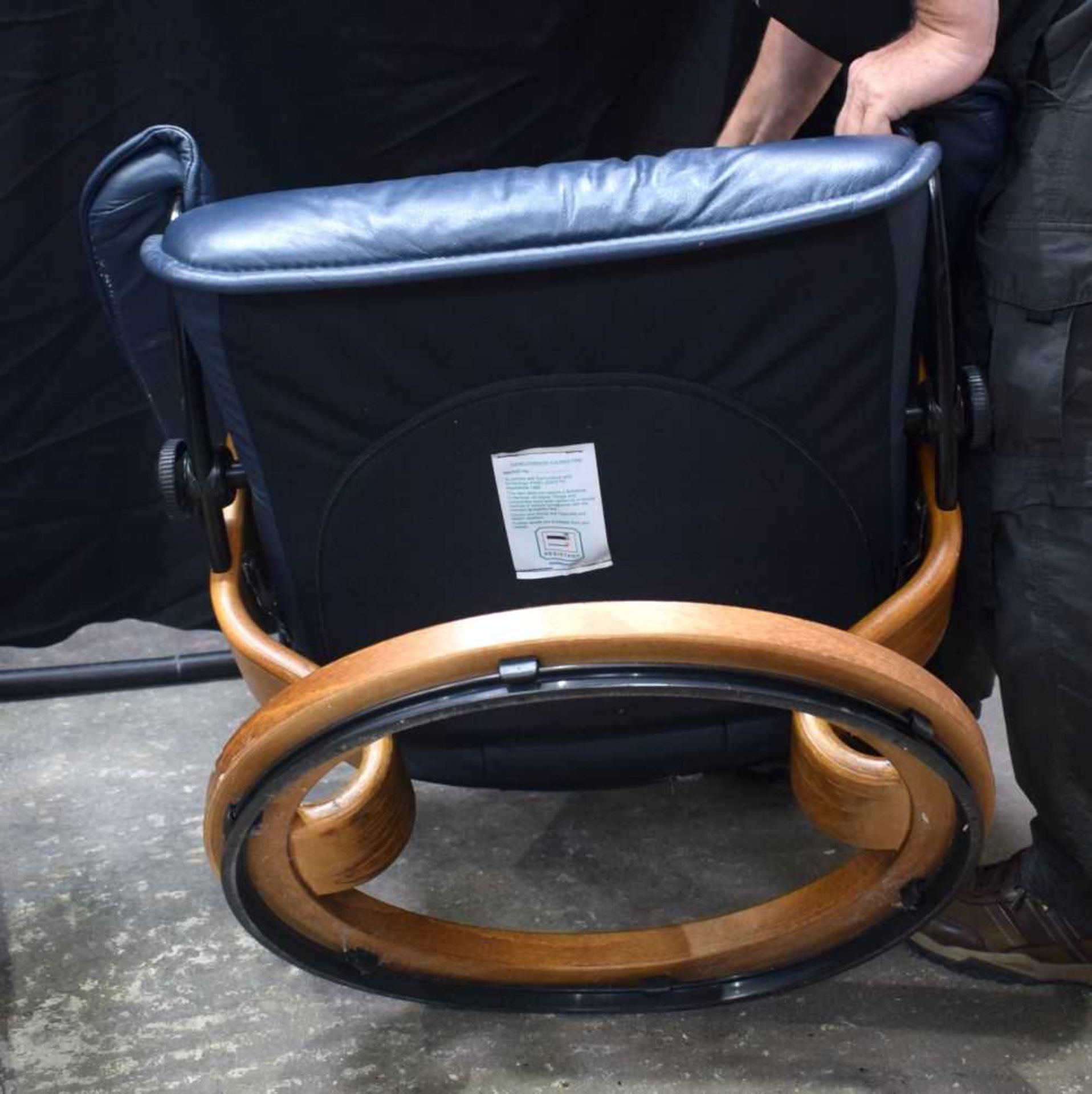 An Norwegian Ecornes reclining adjustable armchair with footstool 100 x 80 x 75 cm . - Image 3 of 6