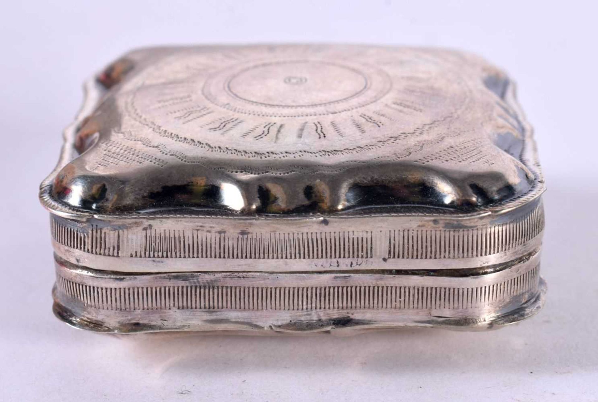 A CONTINENTAL SILVER (POSSIBLY DUTCH) PILL BOX WITH EMBOSSED DECORATION. Stamped Sterling, 4.8 cm - Image 4 of 4