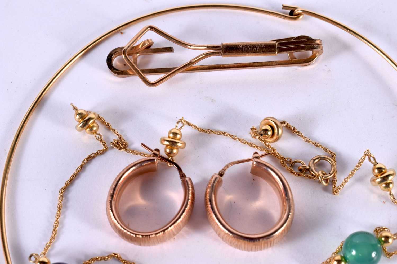 A COLLECTION OF GOLD FILLED JEWELLERY INCLUDING 2 NECKLACES, PAIR OF EARRINGS AND 5 TIE CLIPS. Total - Image 2 of 6