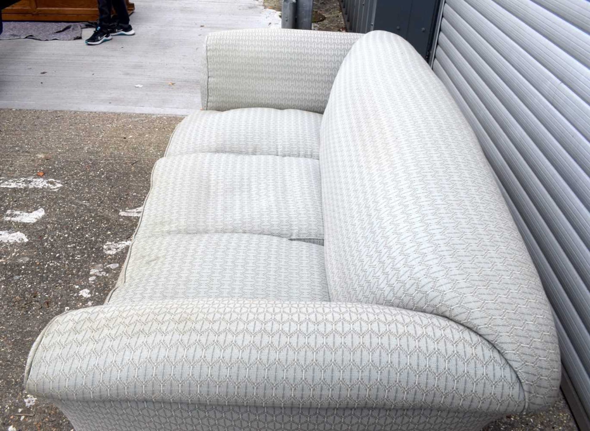 An antique upholstered sofa 80 x 216 x 124 cm. - Image 3 of 7