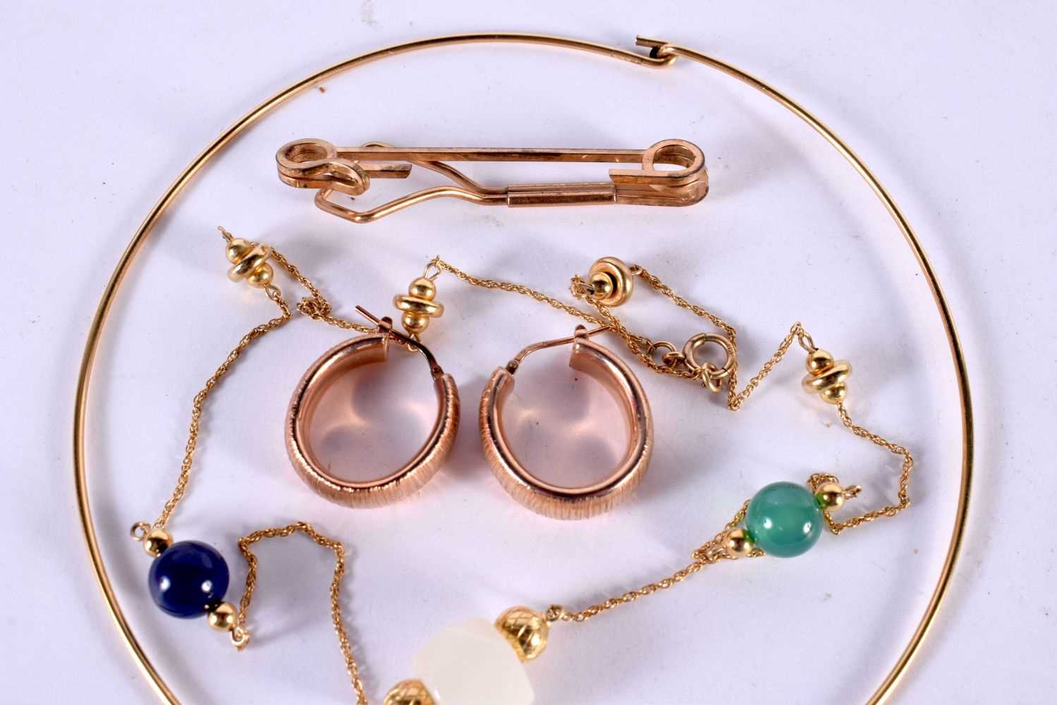 A COLLECTION OF GOLD FILLED JEWELLERY INCLUDING 2 NECKLACES, PAIR OF EARRINGS AND 5 TIE CLIPS. Total - Image 6 of 6