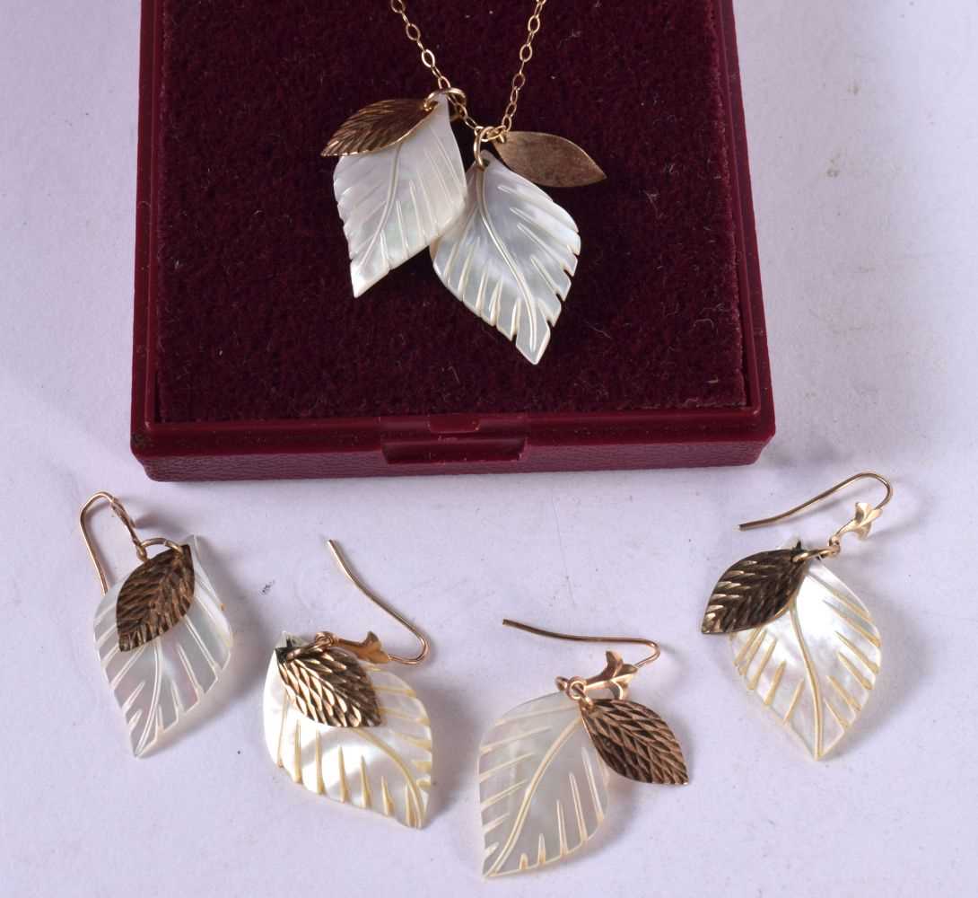 A MOTHER OF PEARL LEAF NECKLACE WITH 2 PAIRS OF MATCHING EARRINGS. Pendant 2.3cm, Chain 39cm, - Image 3 of 3