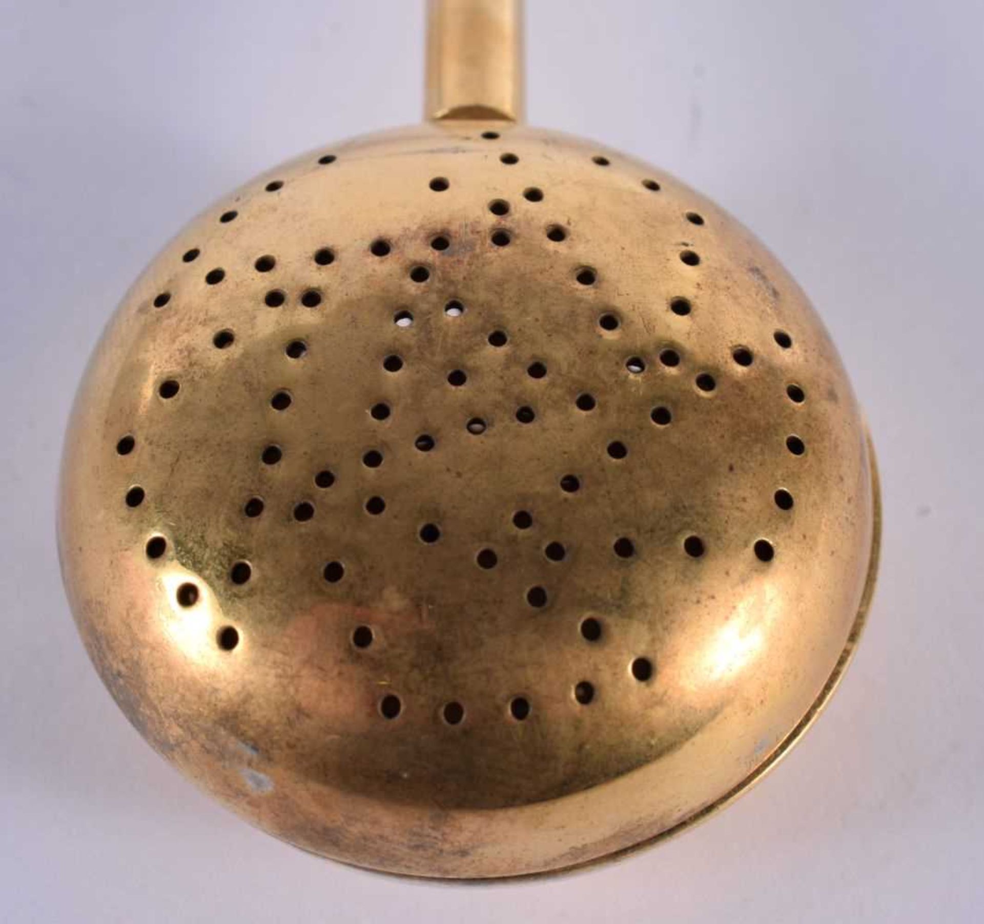 A SILVER GILT TEA INFUSER. Stamped Sterling, 18cm x 6 cm, weight 63.8g - Image 2 of 4