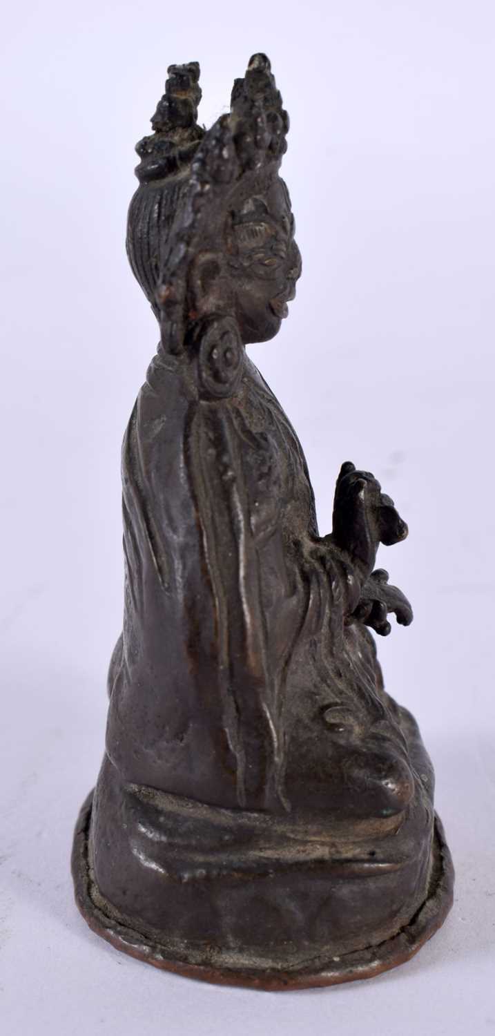AN 18TH/19TH CENTURY NEPALESE TIBETAN BRONZE FIGURE OF A BUDDHA modelled scowling in robes holding a - Image 9 of 10