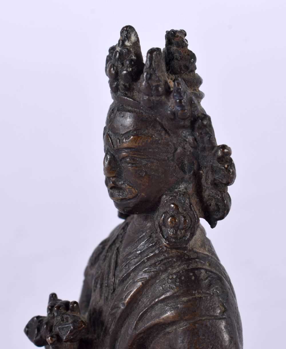 AN 18TH/19TH CENTURY NEPALESE TIBETAN BRONZE FIGURE OF A BUDDHA modelled scowling in robes holding a - Image 5 of 10