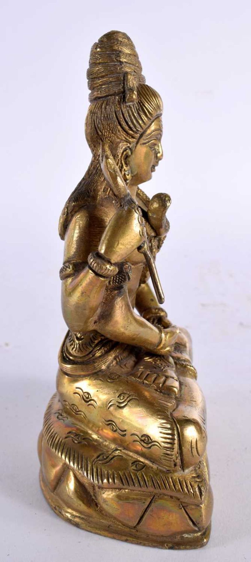 A 19TH CENTURY INDIAN BRONZE HINDU FIGURE OF SHIVA modelled seated on a lion skin with vasuki, - Image 7 of 8