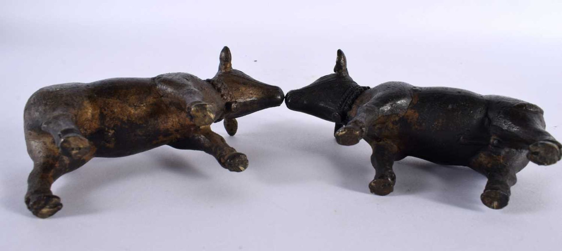 A PAIR OF 18TH/19TH CENTURY INDIAN BRONZE FIGURES OF NANDI BULLS modelled roaming. 11cm x 8 cm. - Image 5 of 5