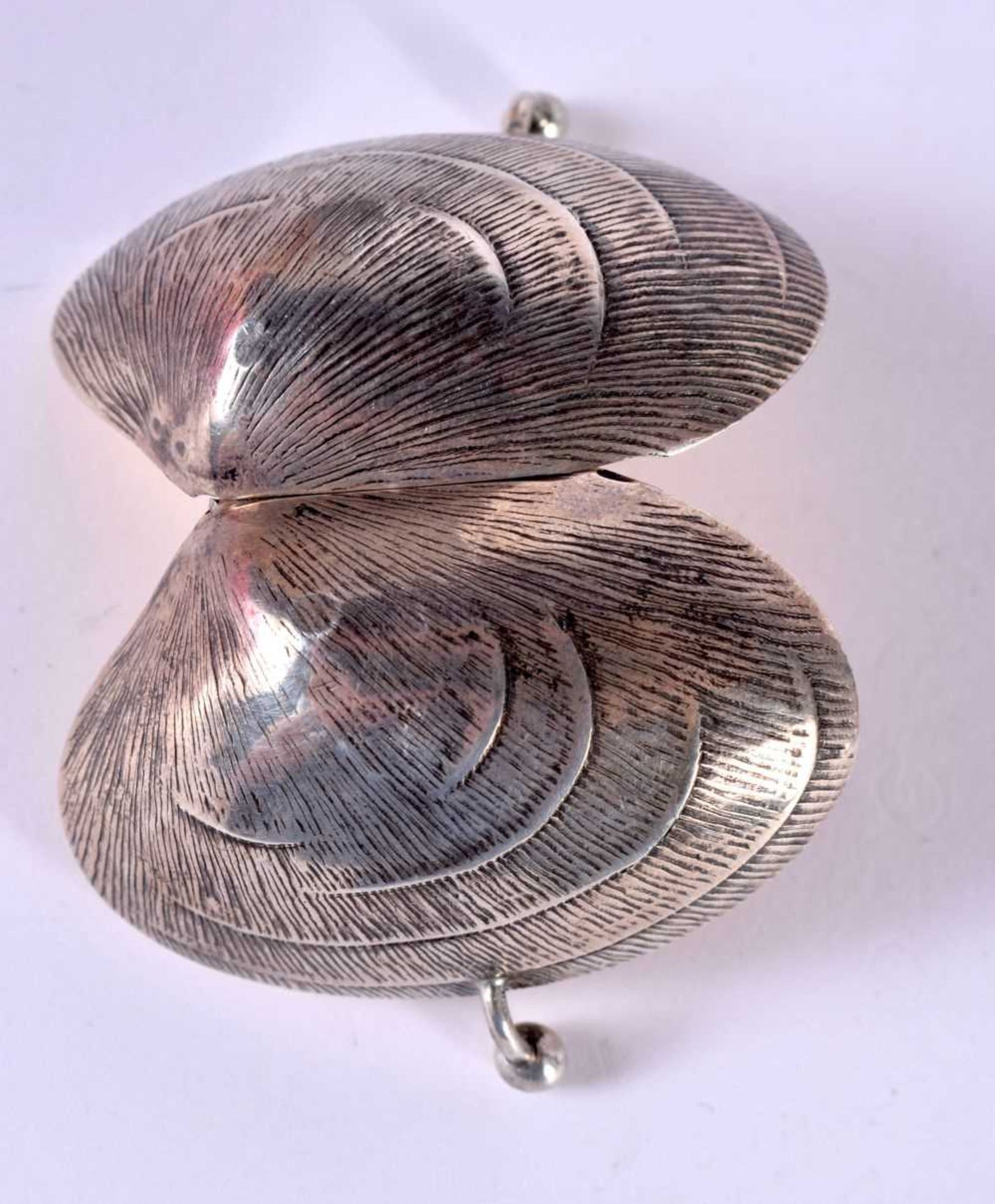 A CONTINENTAL SILVER SNUFF BOX WITH GILT INTERIOR IN THE FORM OF A CLAM SHELL. 2.6 cm x 5.4cm x 4. - Image 4 of 4