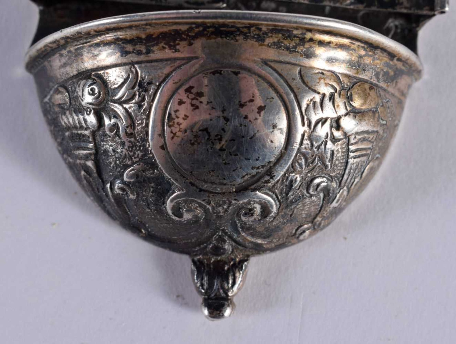 AN 18TH/19TH CENTURY CONTINENTAL SILVER TRAVELLING FOLDING FONT decorated with saints. 93.8 grams. - Image 2 of 6