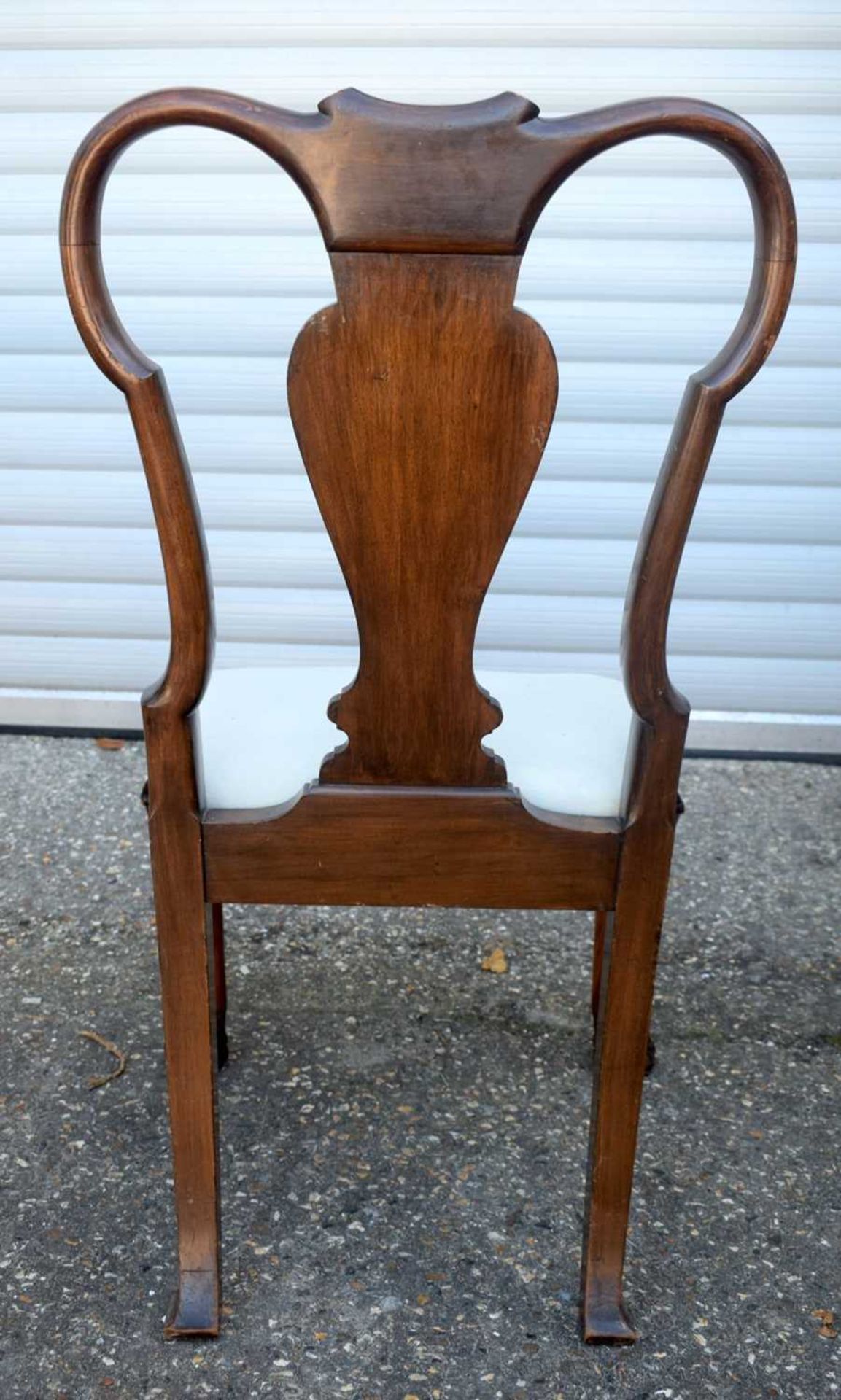 A FINE EARLY 20TH CENTURY QUEEN ANNE STYLE BURR WALNUT DINING TABLE extending with one leaf table - Image 15 of 15