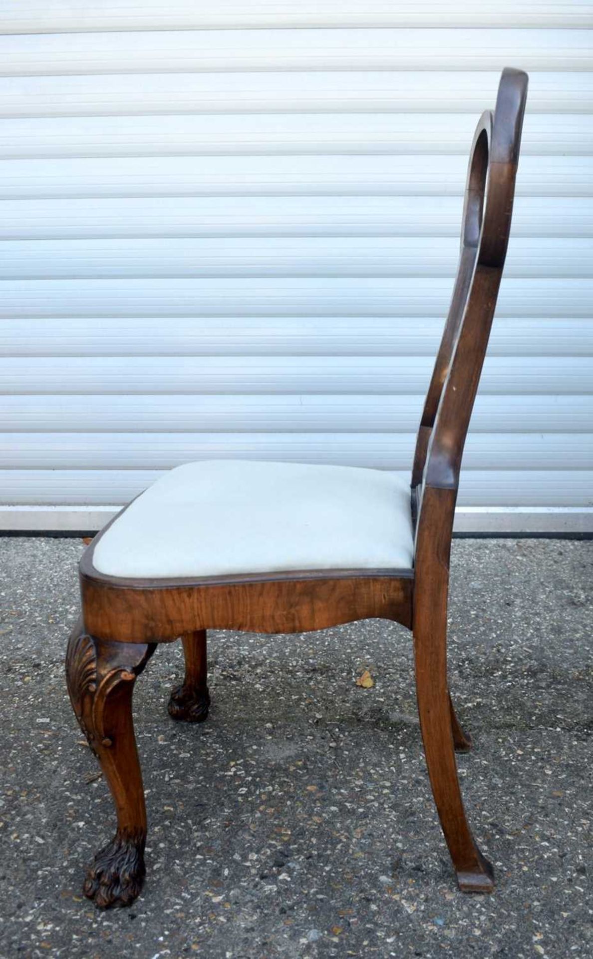 A FINE EARLY 20TH CENTURY QUEEN ANNE STYLE BURR WALNUT DINING TABLE extending with one leaf table - Image 14 of 15