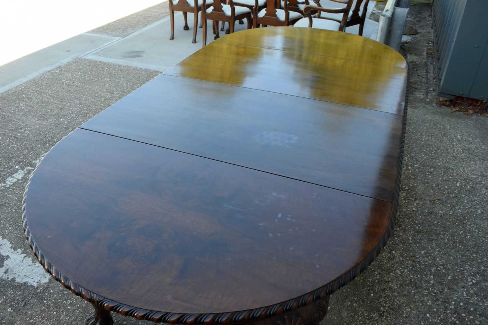 A FINE EARLY 20TH CENTURY QUEEN ANNE STYLE BURR WALNUT DINING TABLE extending with one leaf table - Image 4 of 15