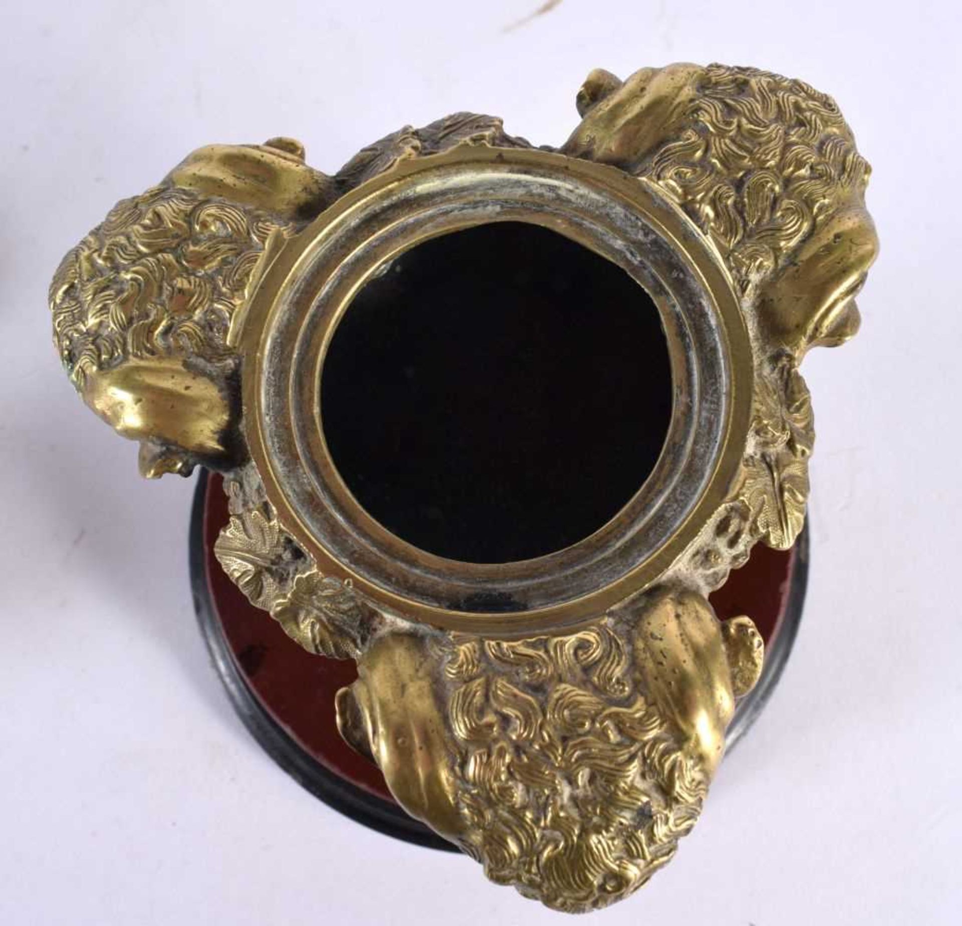 A FINE 19TH CENTURY EUROPEAN GRAND TOUR BRONZE INKWELL AND COVER upon a red marble base, formed with - Image 9 of 10