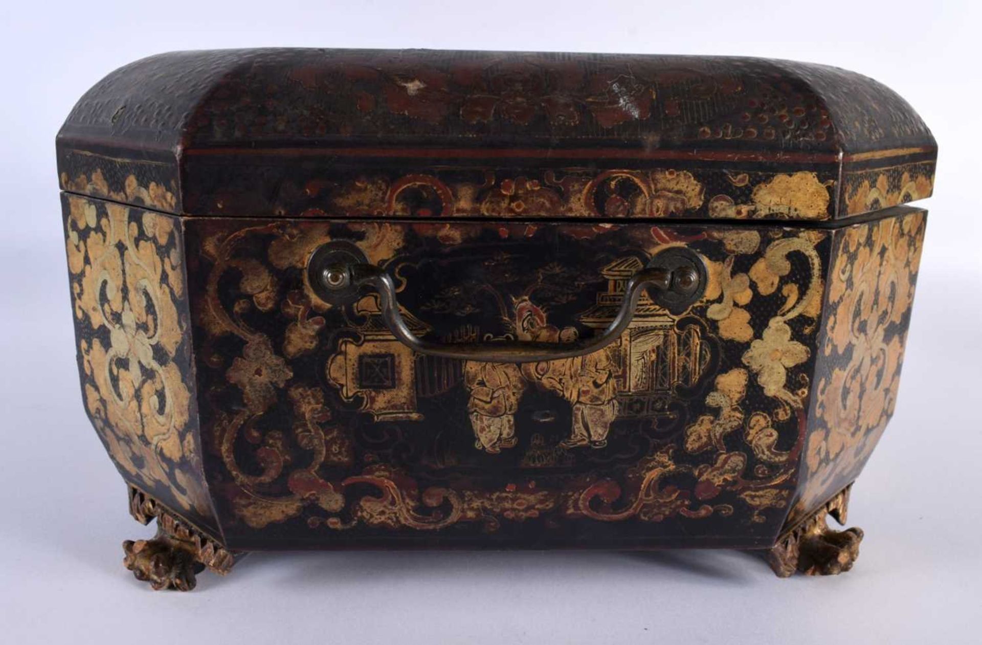 A LATE 18TH/19TH CENTURY CHINESE EXPORT RED AND BLACK LACQUER CASKET painted with Chinese figures in - Image 4 of 6