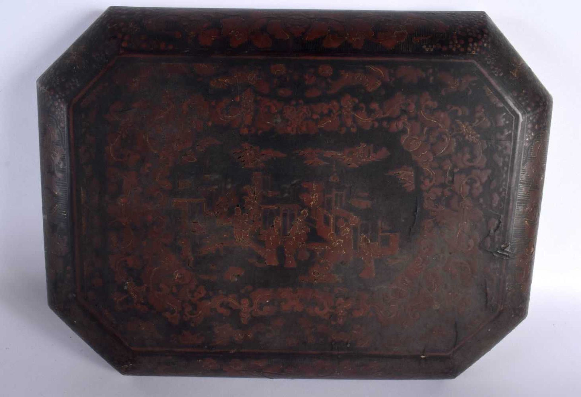 A LATE 18TH/19TH CENTURY CHINESE EXPORT RED AND BLACK LACQUER CASKET painted with Chinese figures in - Image 5 of 6