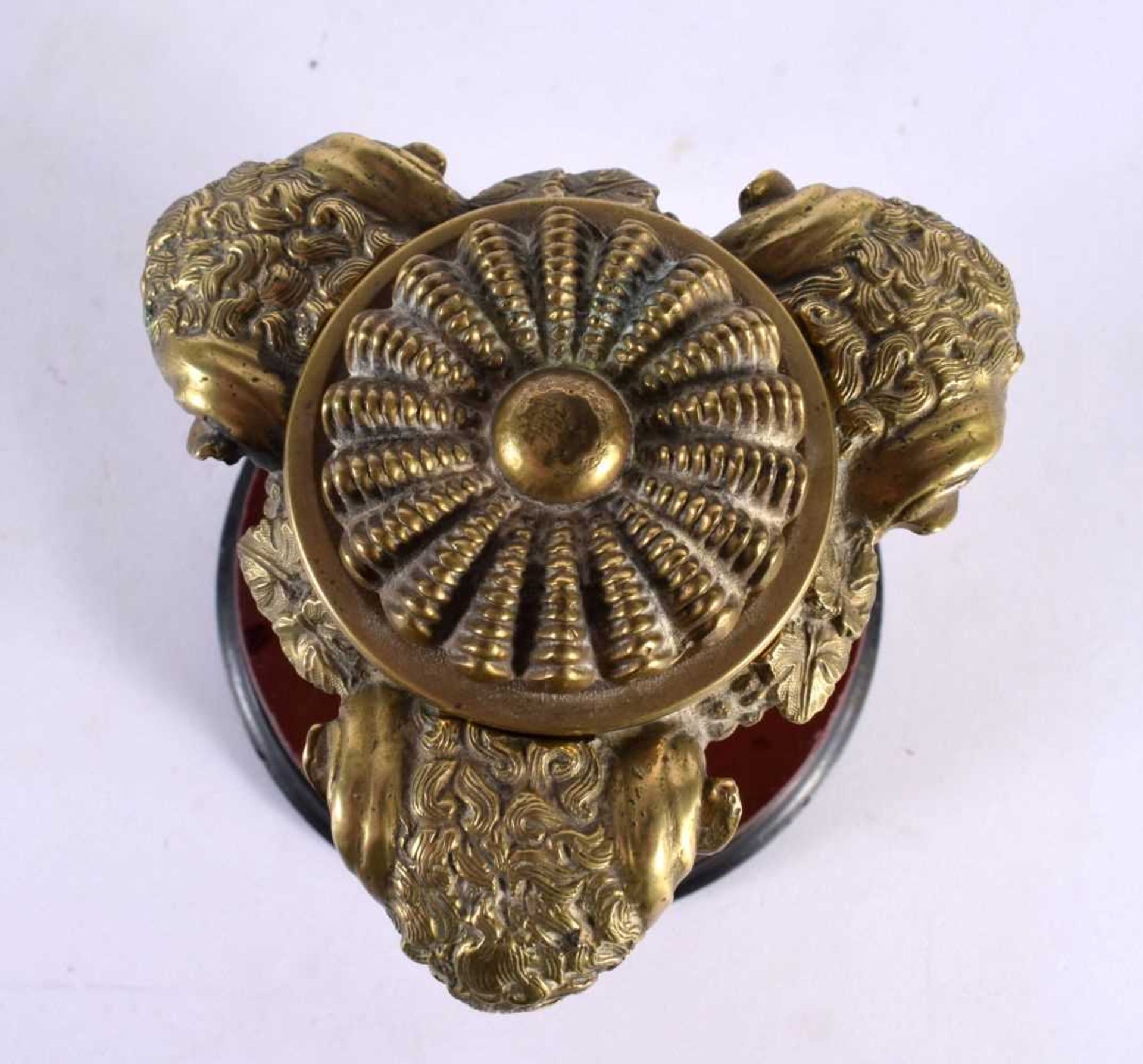 A FINE 19TH CENTURY EUROPEAN GRAND TOUR BRONZE INKWELL AND COVER upon a red marble base, formed with - Image 7 of 10