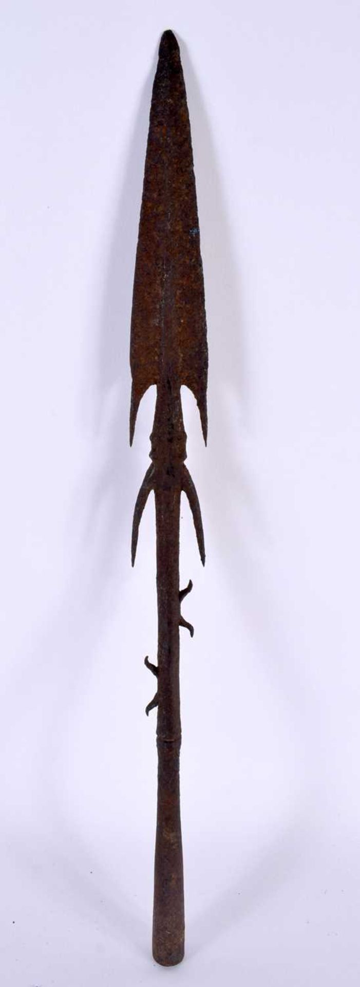 AN ANTIQUE TRIBAL PATINATED IRON HARPOON possibly Southsea islands. 48 cm long. - Image 5 of 5