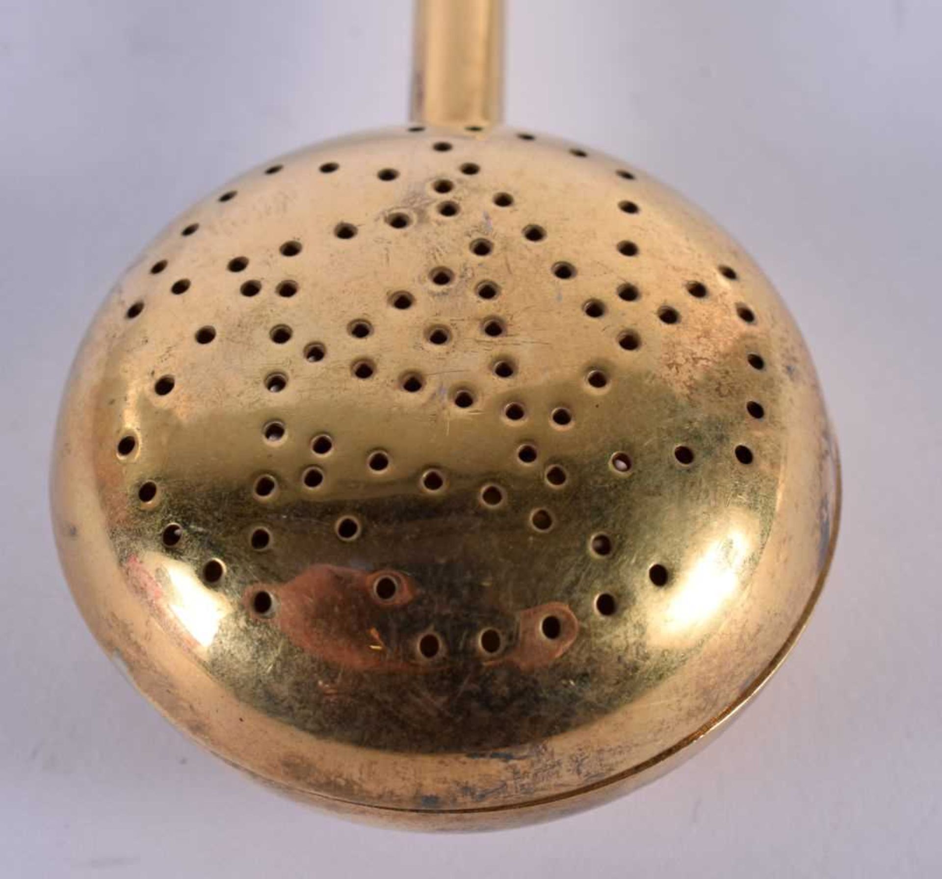 A SILVER GILT TEA INFUSER. Stamped Sterling, 18cm x 6 cm, weight 63.8g - Image 3 of 4