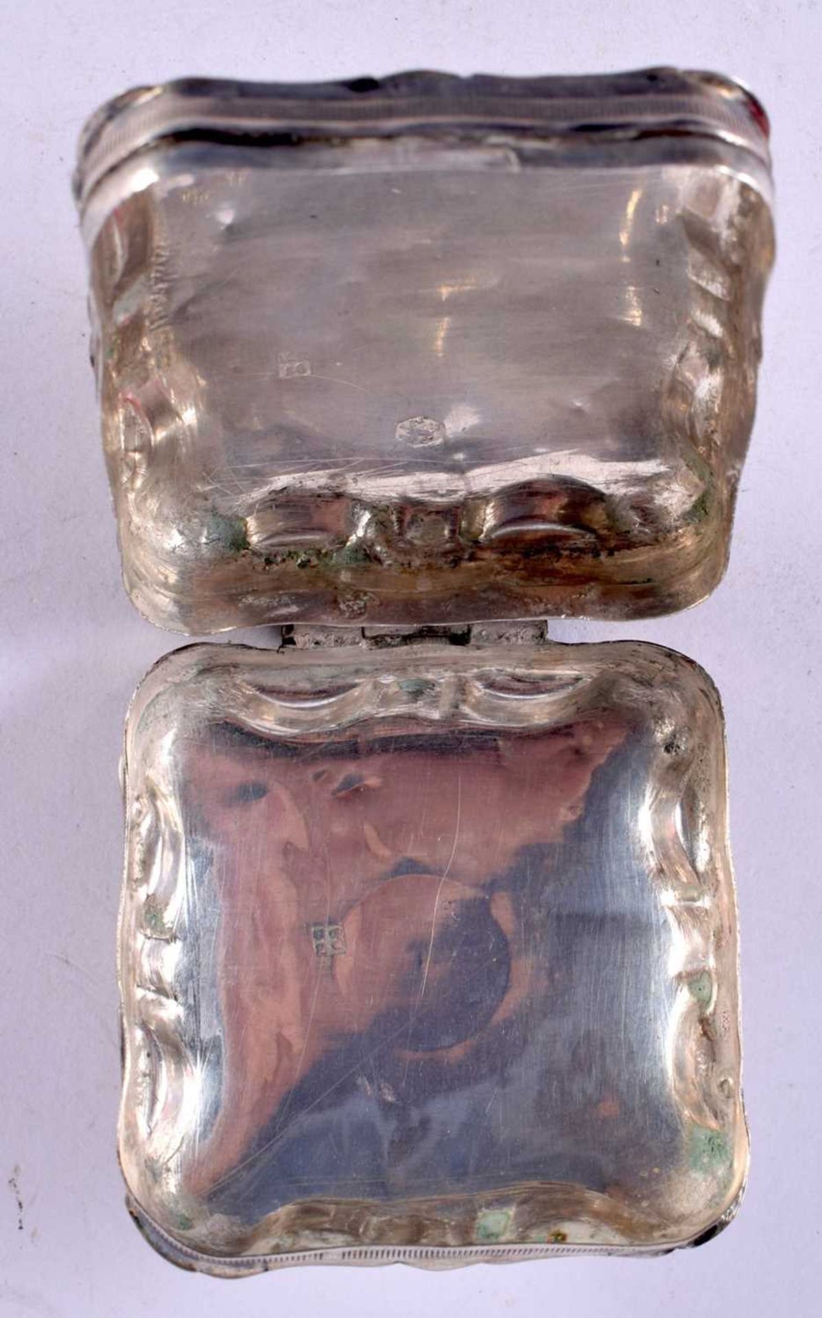 A CONTINENTAL SILVER (POSSIBLY DUTCH) PILL BOX WITH EMBOSSED DECORATION. Stamped Sterling, 4.8 cm - Image 2 of 4