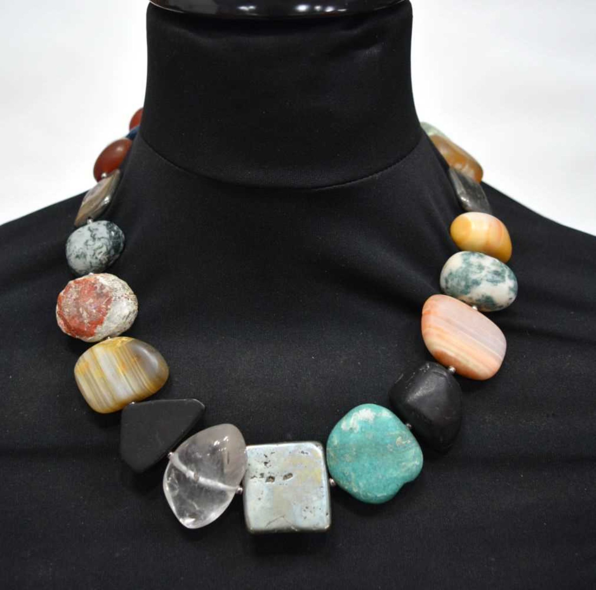 A multi polished stone necklace 57 cm.