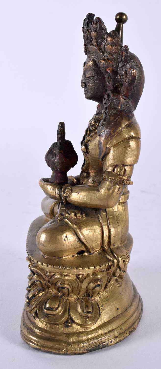 A GOOD 17TH/18TH CENTURY CHINESE TIBETAN BRONZE FIGURE OF A BUDDHA Ming/Qing, modelled with hands - Image 5 of 8