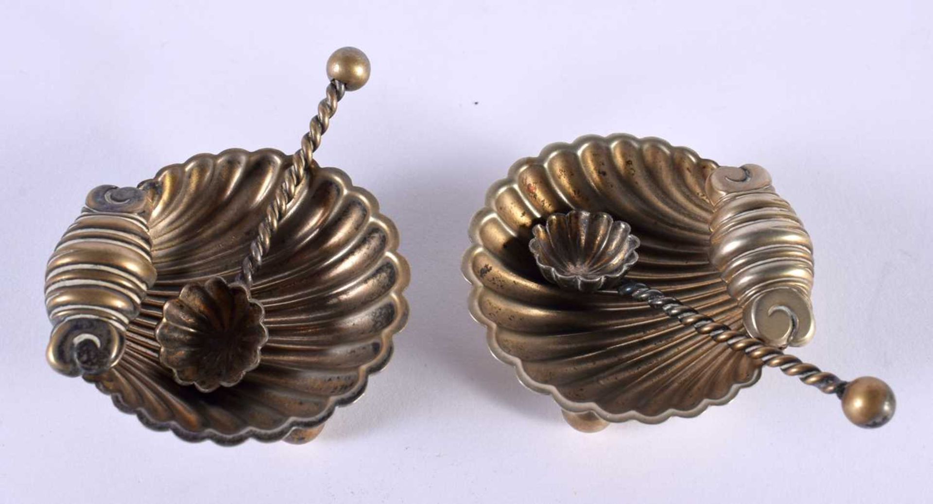 A PAIR OF ANTIQUE SILVER PLATED SHELL SALTS. 42 grams. Largest 5 cm x 4.5 cm. (4) - Image 3 of 3