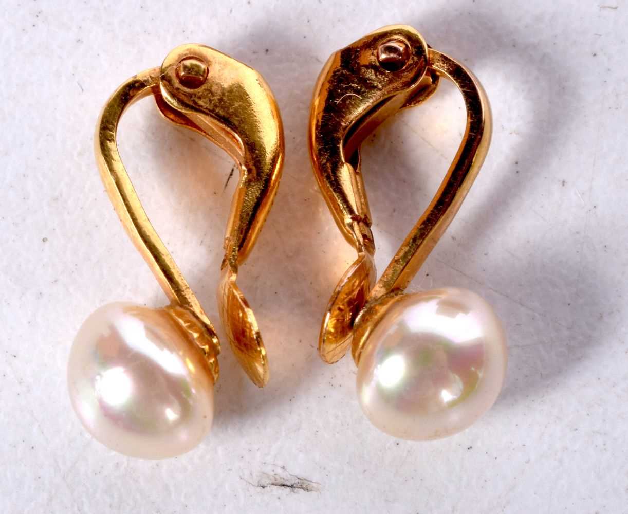 A PAIR OF 9CT GOLD AND PEARL EARRINGS. 2.3 grams. 1.5 cm x 0.75 cm. - Image 2 of 3