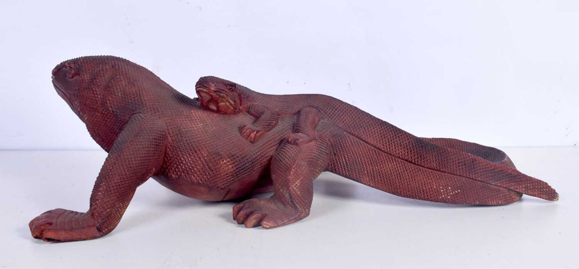 A large Carved wood Komodo Dragon 15 x 56 cm - Image 4 of 6