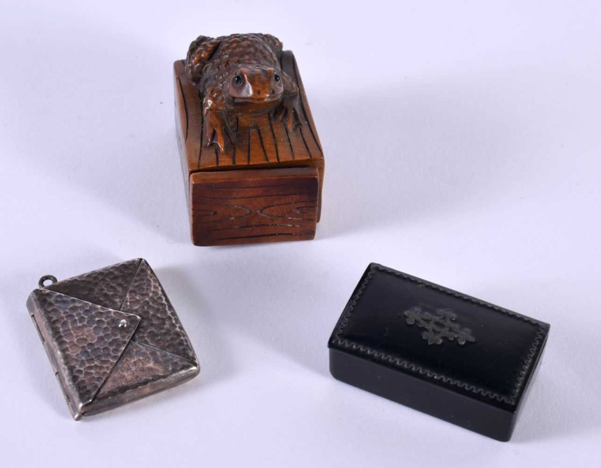 AN ANTIQUE SILVER LETTER FORM STAMP HOLDER together with a Japanese box & another. 23.6 grams.